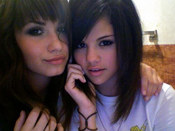 selena-demi-selena-gomez-and-demi-lovato-1482430-600-450.jpg