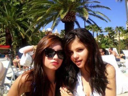 demi-lovato-and-selena-gomez.jpg